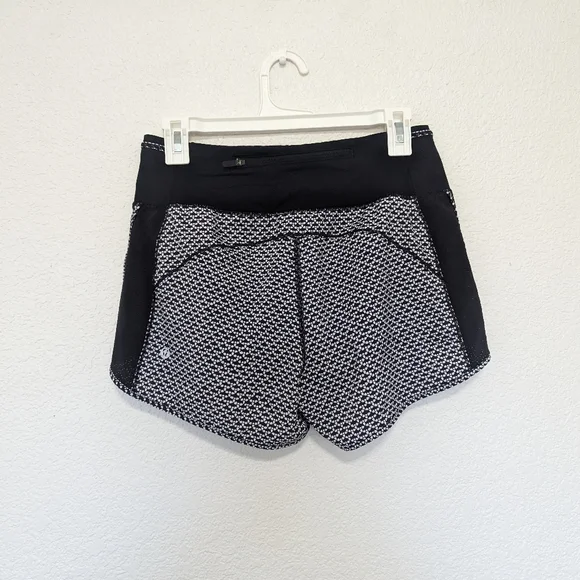 Lululemon Real Quick Short Perforated 3.5" Monochromic Black size 6 - Picture 4 of 7